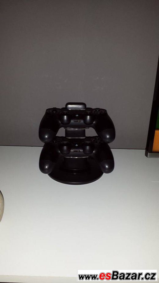 PS4 - ZÁRUKA - 2X OVLADAČ - 4 HRY  – fotografie 3