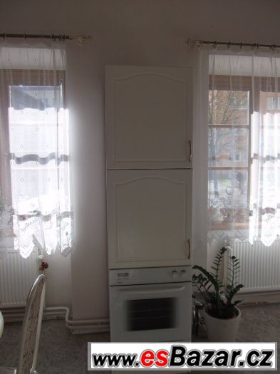 Kuchyňská linka + dřez + digestoř + vestavná trouba – fotografie 3