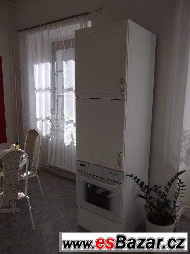 Kuchyňská linka + dřez + digestoř + vestavná trouba – fotografie 4