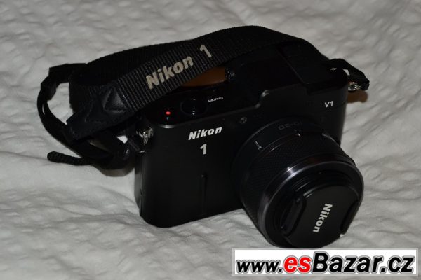 NIKON 1 V1 s obj. 10-30 VR a blesk  – fotografie 1