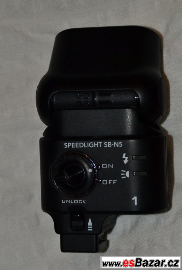 NIKON 1 V1 s obj. 10-30 VR a blesk  – fotografie 2