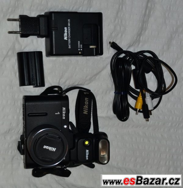 NIKON 1 V1 s obj. 10-30 VR a blesk  – fotografie 3