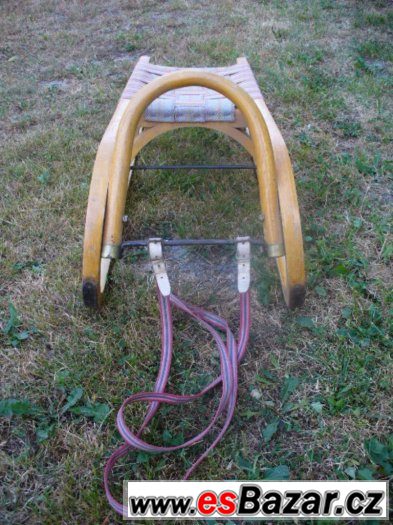 Starší dřevěné sáňky – fotografie 2