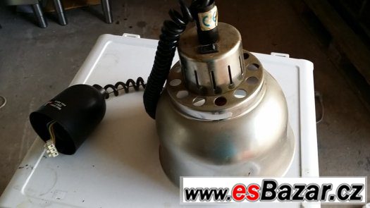 Infra lampa k ohřevu potravin, jídel v gastronomii. – fotografie 3