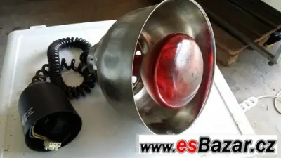 Infra lampa k ohřevu potravin, jídel v gastronomii.