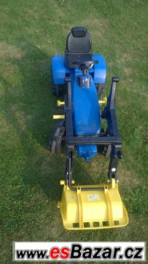 Šlapací traktor + nakladač New Holland – fotografie 3