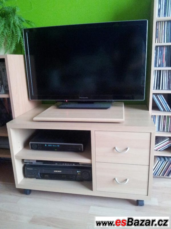 Krásný dřevěný stolek pod TV – fotografie 3