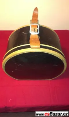 Krásný starý kufr na klobouky