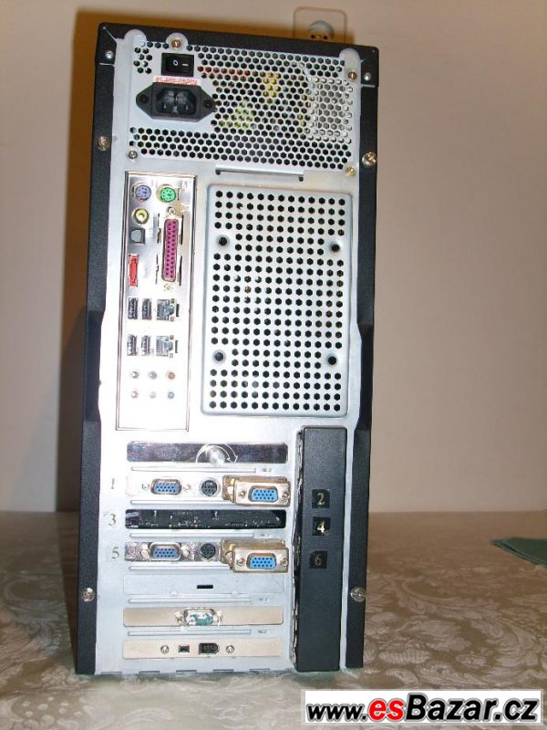 PC sestava pro 4 monitory – fotografie 2