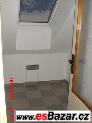 Pronájem podkrovního bytu v Rovném pod Řípem – fotografie 3