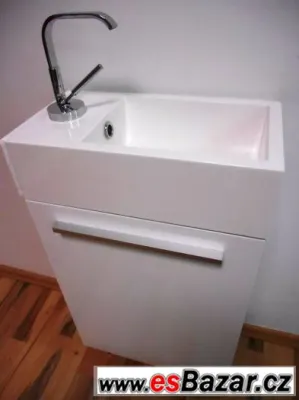 Umyvadlo s baterií a skříňkou