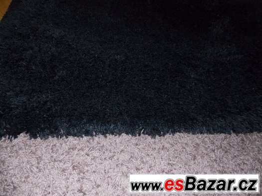 Černy koberec – fotografie 1