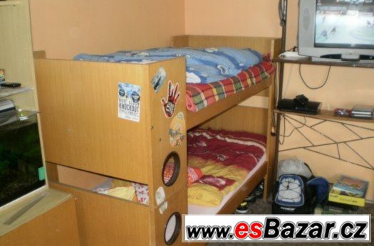 Dvoupatrová postel s úložným prostorem – fotografie 1