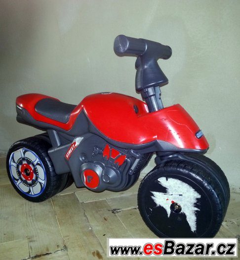 Červené odstrkovadlo motorka – fotografie 2