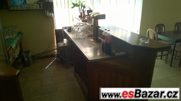 Dva bary, stoly a židle – fotografie 4