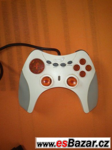 Gamepad Logitech – fotografie 1