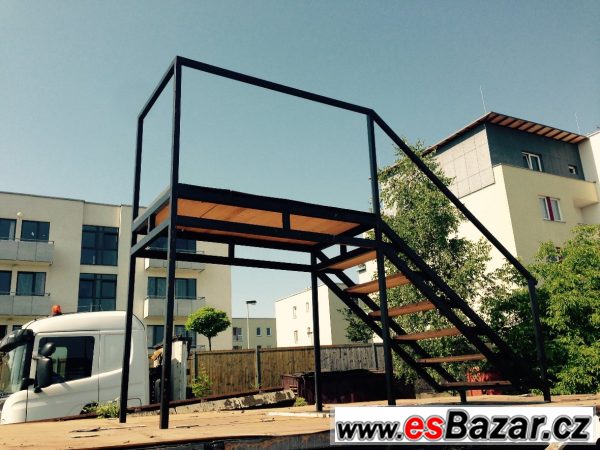 Mobilní železné schodiště – fotografie 1