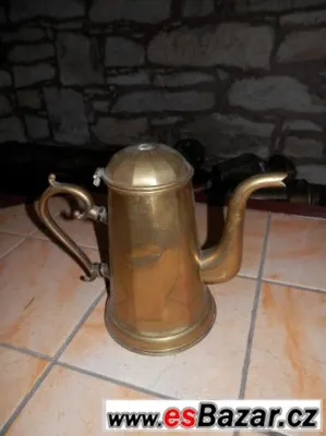 Starožitná mosazná konévka, má rozbité víčko