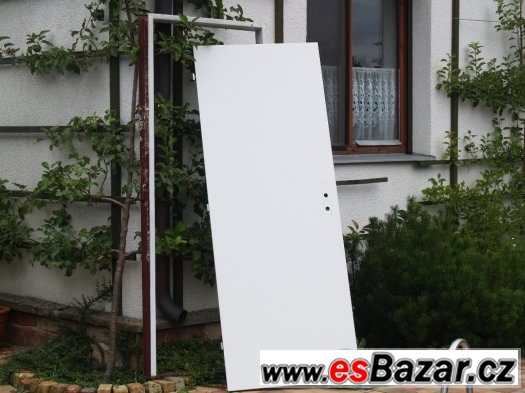Kovová zárubeň + bílé dveře. – fotografie 1