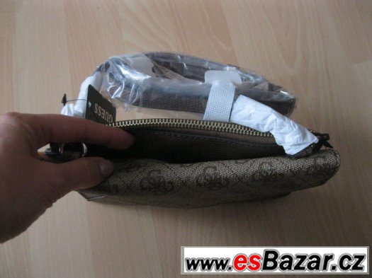 Guess crossbody kabelka a psaníčko v 1 – fotografie 3
