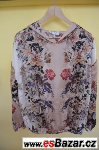 Bershka Asie halenka s kapucou – fotografie 1
