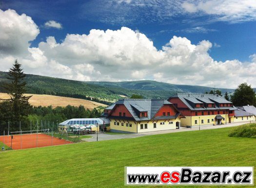 Údržbář - pomocník na hotelu - práce s ubytováním. – fotografie 2