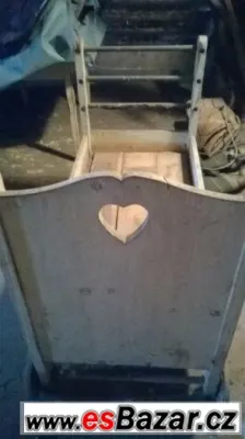 Starožitná dřevěná dětská postýlka