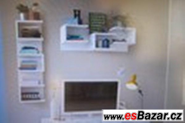 Nástěnné police 2ks + lampa – fotografie 1