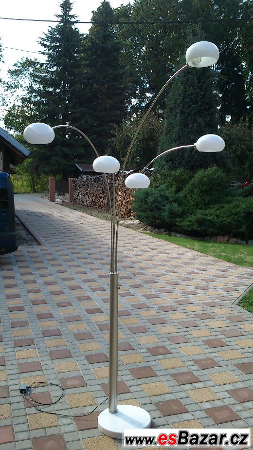 Nová stojací LED lampa – fotografie 1