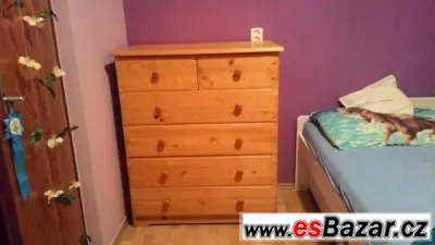 Masivní dřevěná komoda