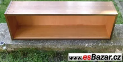 Bytelná dřevěná police na zeď