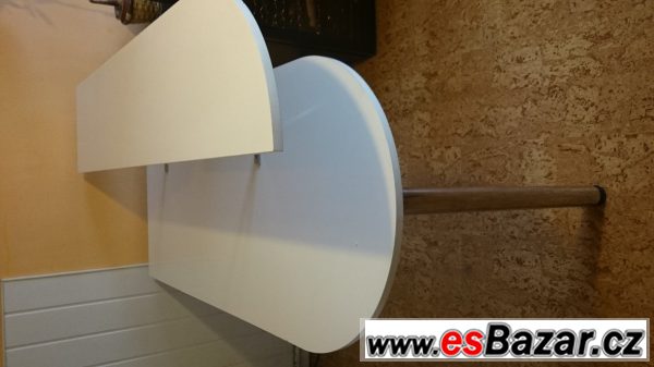 Bílý stůl s barem – fotografie 1