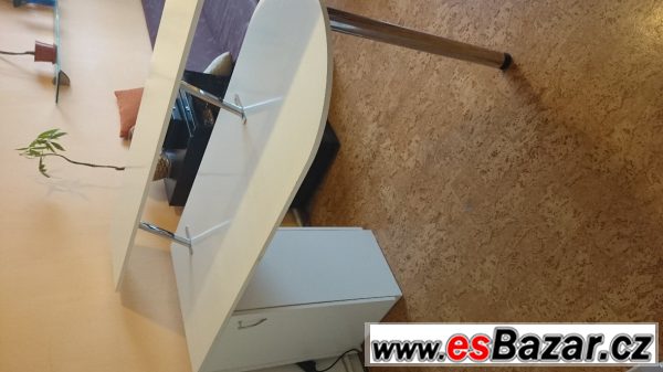 Bílý stůl s barem – fotografie 3