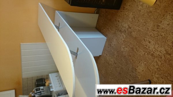 Bílý stůl s barem – fotografie 4