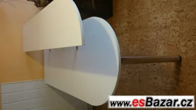Bílý stůl s barem
