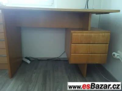 Dřevěný psací stůl