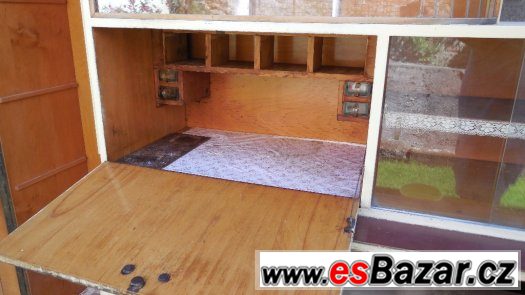 Starší kredenc v solidním stavu – fotografie 4