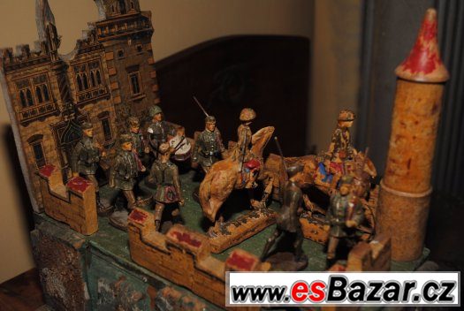 hstorický dřevěný hrad s hliněnými vojáčky – fotografie 5