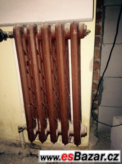 Prodám 6 kusů litinových radiatorů. Celkem 68 článků. – fotografie 2