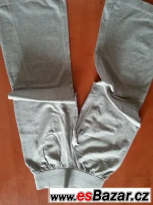 8. Tepláky NIKE vel. 8-10 let