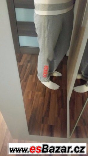Šedé tepláky Adidas – fotografie 2