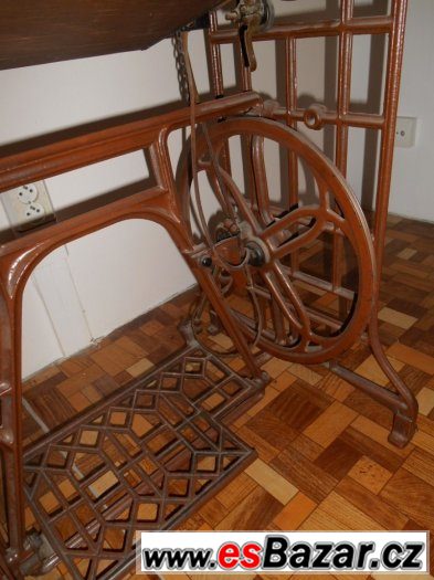 Starožitný šicí stroj značky BOBBIN – fotografie 5