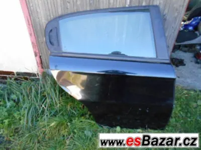 Prodám na Alfa Romeo 147 černé pravé zadní dveře .Cena 1000