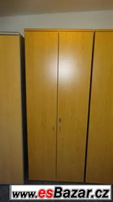 Skříň na zákem s policemi a věšákem - dekor BUK