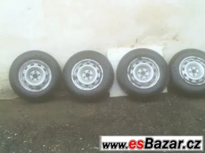 kola VW Golf 4 se zimními pneu