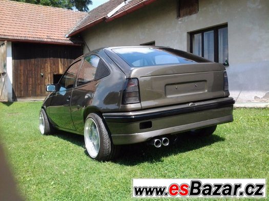 Tmavá zadní světla opel kadett e gsi – fotografie 1