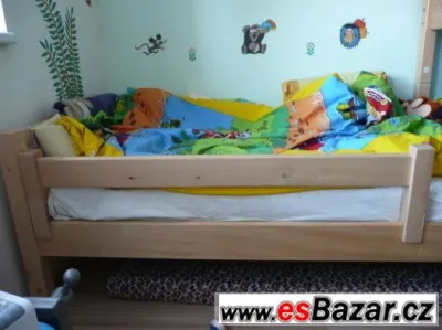 dřevěná zábrana na postel