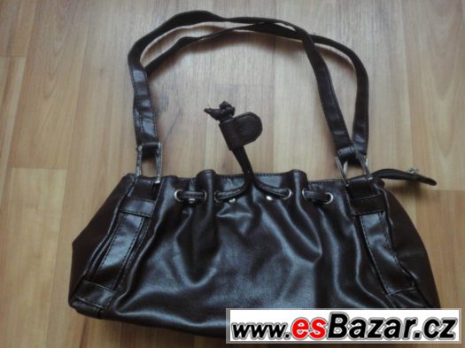nová hnědá kabelka s 5 kapsami, 3 jsou na zip, velikost 30x1 – fotografie 2