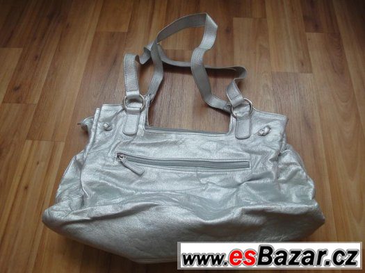 nová stříbrná kabelka se 6 kapsami, 3 jsou na zip, velikost – fotografie 1