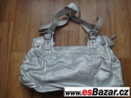 nová stříbrná kabelka se 6 kapsami, 3 jsou na zip, velikost – fotografie 2